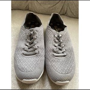 Lightly worn Skechers slip on sneakers in Gray 🖤